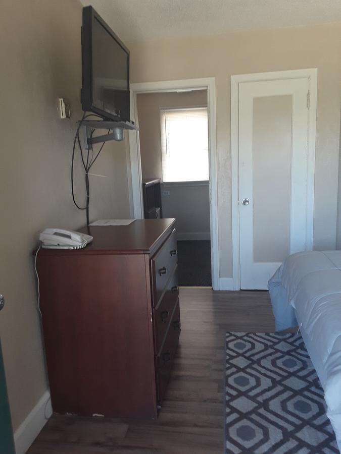 Eddy'S Motel Бют Екстериор снимка
