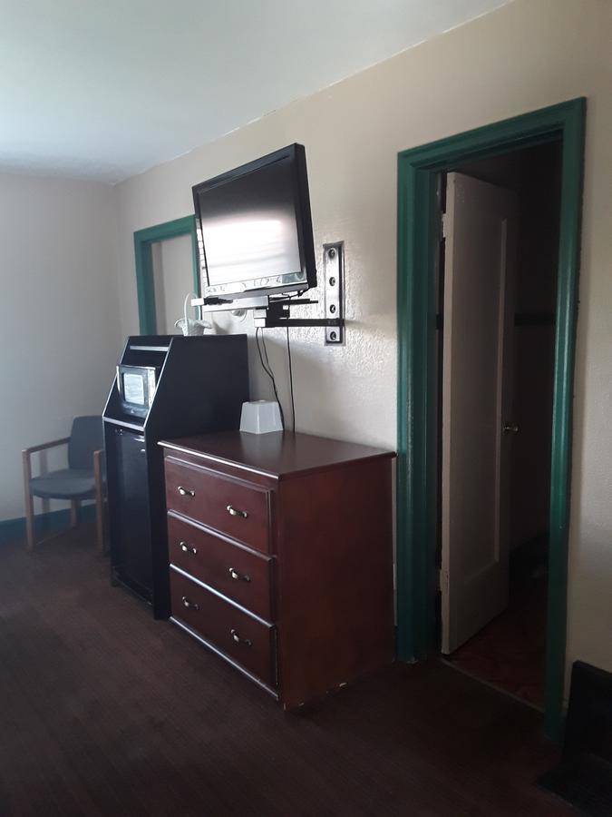 Eddy'S Motel Бют Екстериор снимка