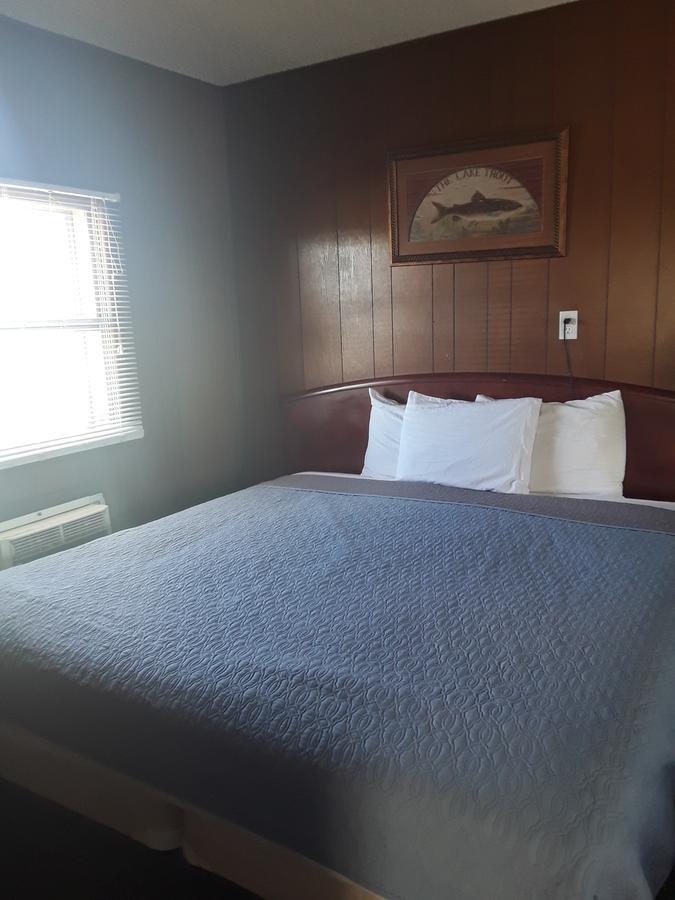Eddy'S Motel Бют Екстериор снимка