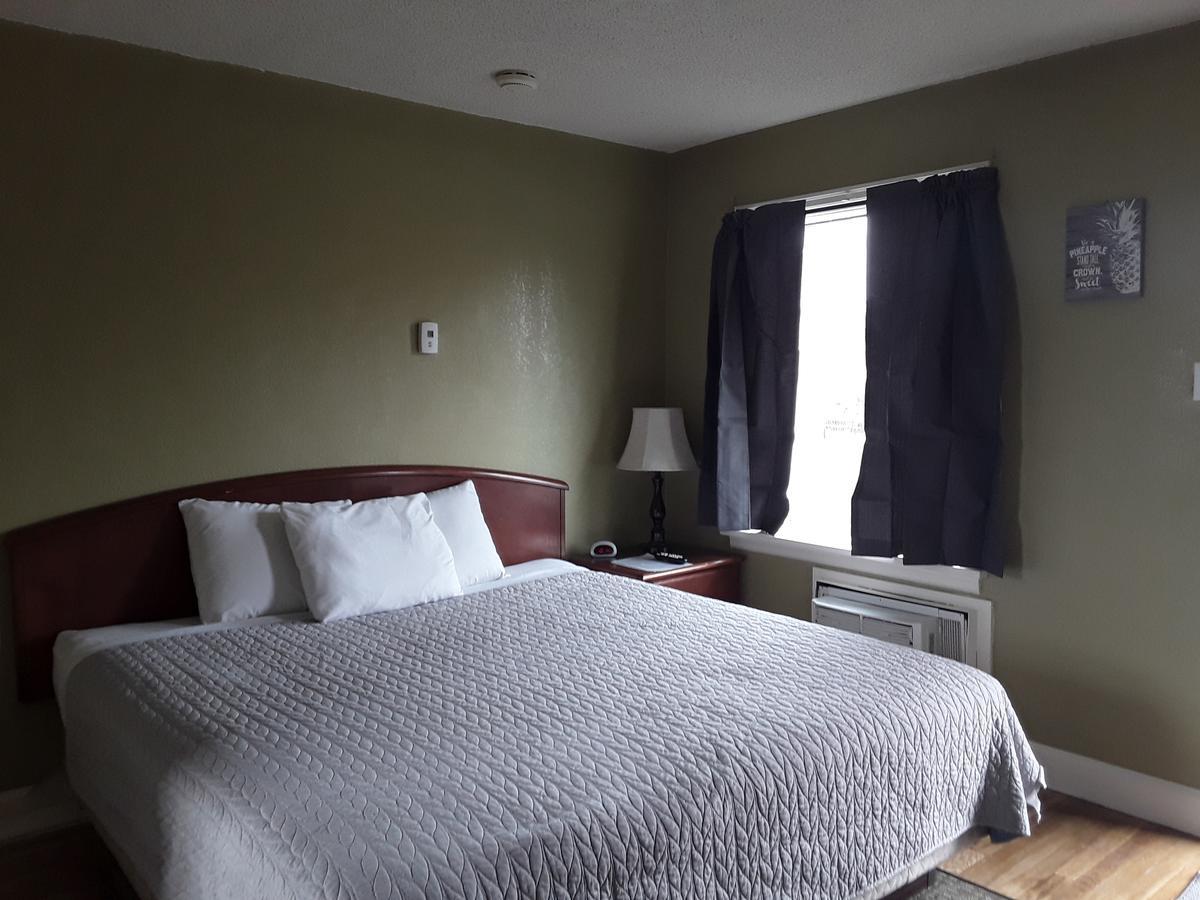Eddy'S Motel Бют Екстериор снимка