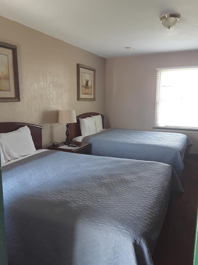 Eddy'S Motel Бют Екстериор снимка