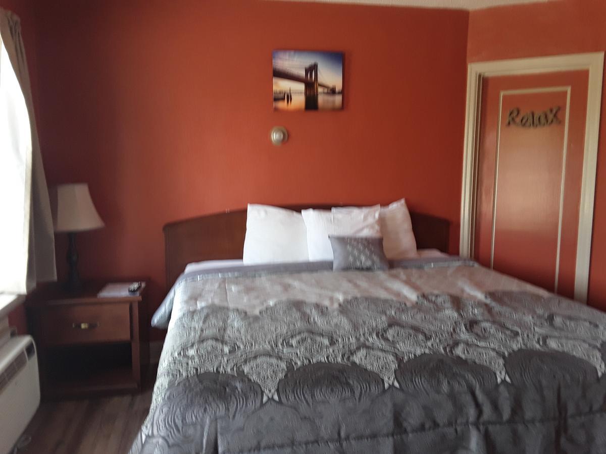 Eddy'S Motel Бют Екстериор снимка