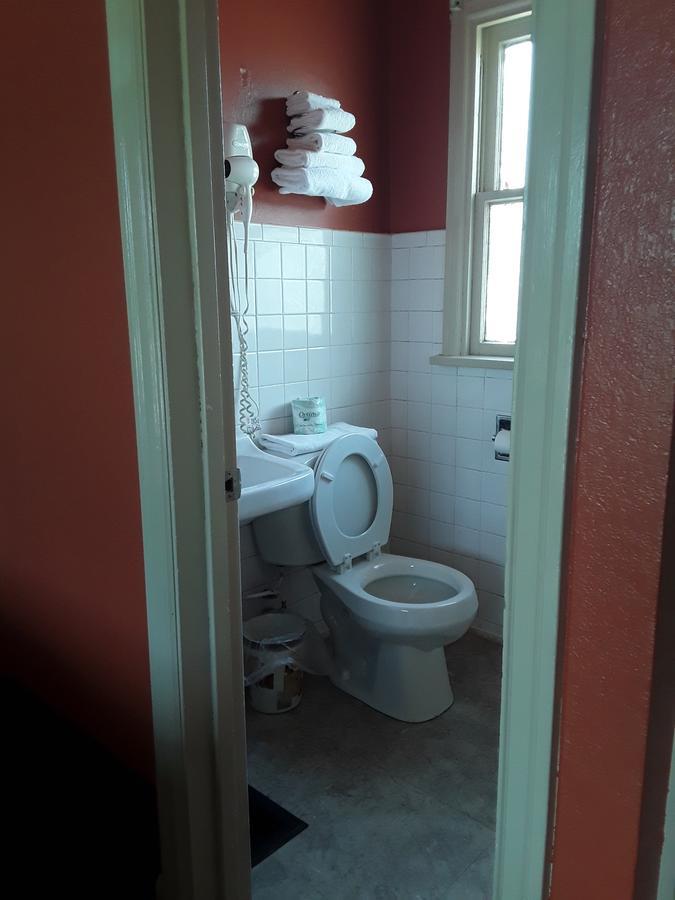Eddy'S Motel Бют Екстериор снимка