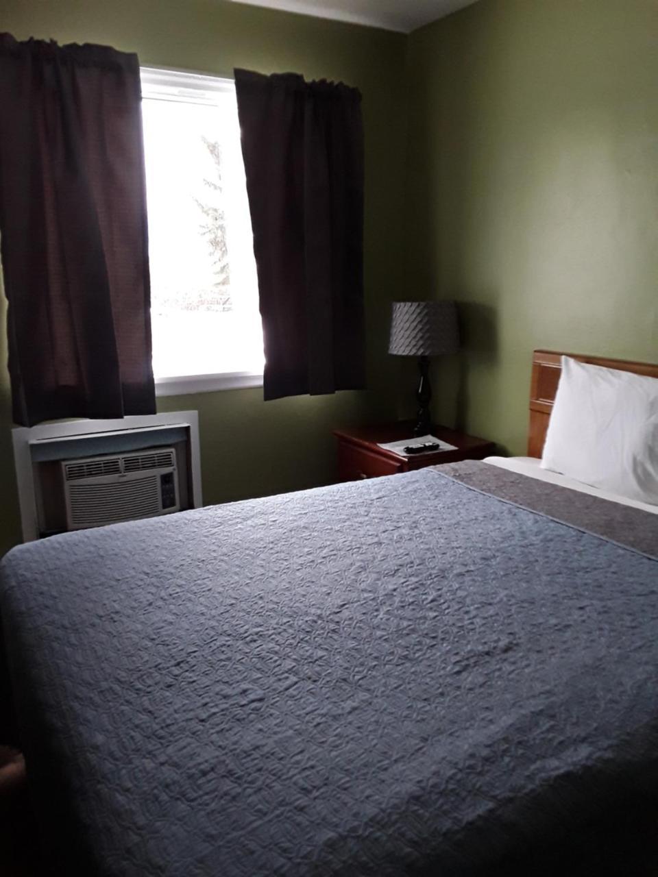 Eddy'S Motel Бют Екстериор снимка