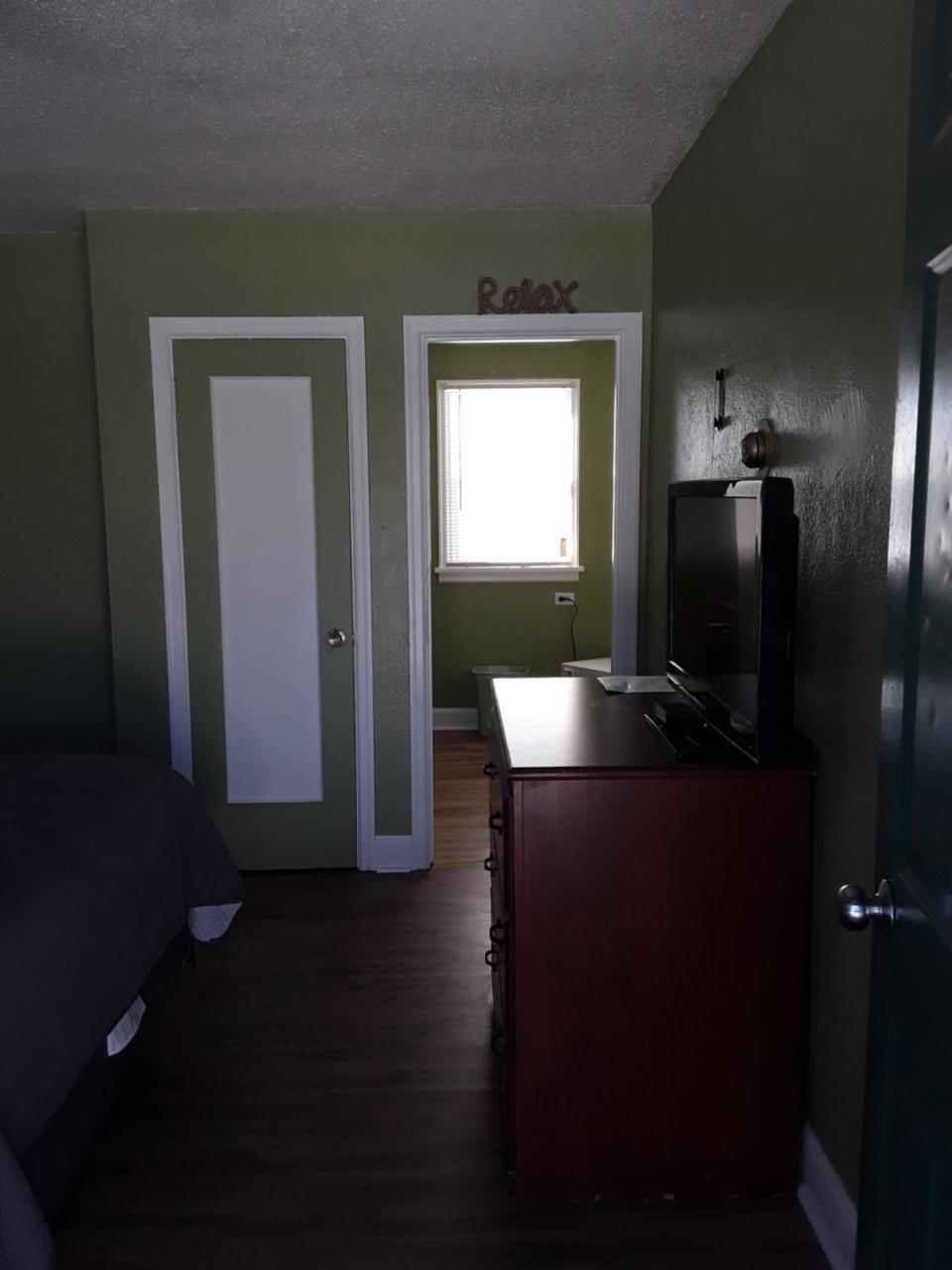 Eddy'S Motel Бют Екстериор снимка