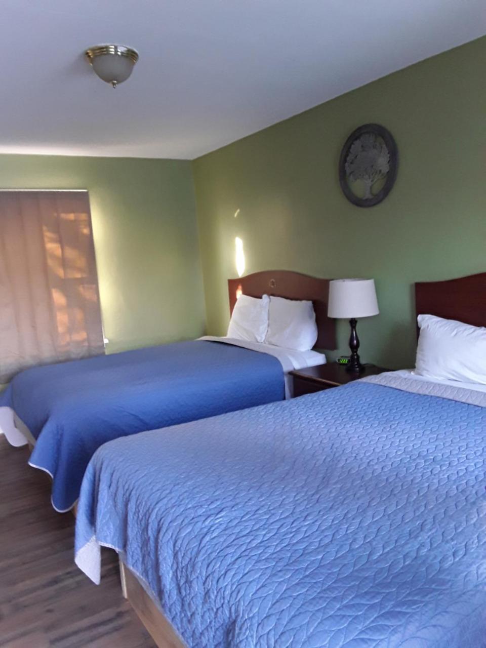 Eddy'S Motel Бют Екстериор снимка