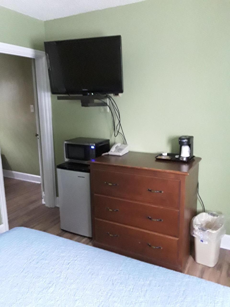 Eddy'S Motel Бют Екстериор снимка