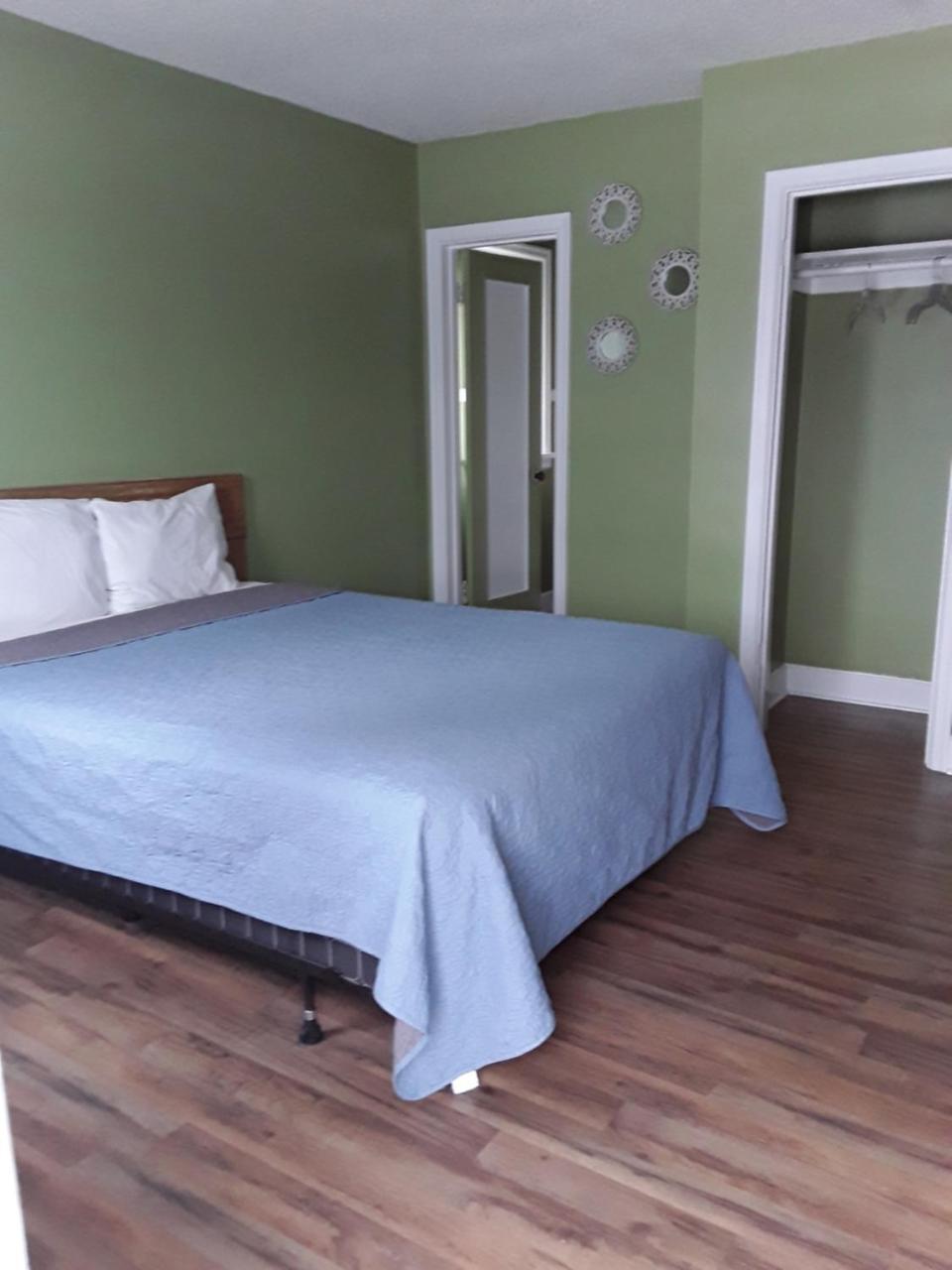 Eddy'S Motel Бют Екстериор снимка